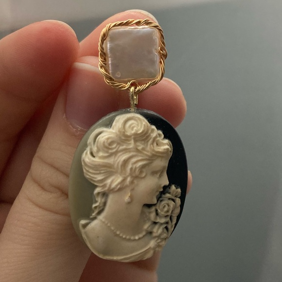 Green Cameo costume earrings - Picture 3 of 3